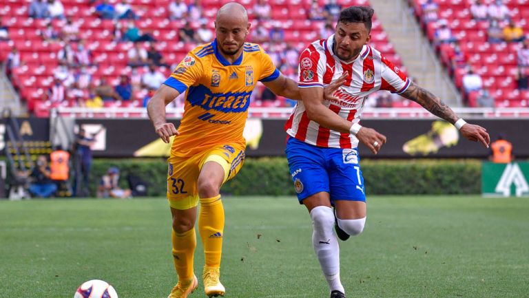 González y Vega pelean un balón en el Akron 