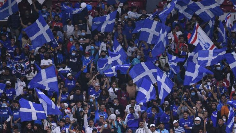 Afición apoyando a Cruz Azul en el Estadio Azteca