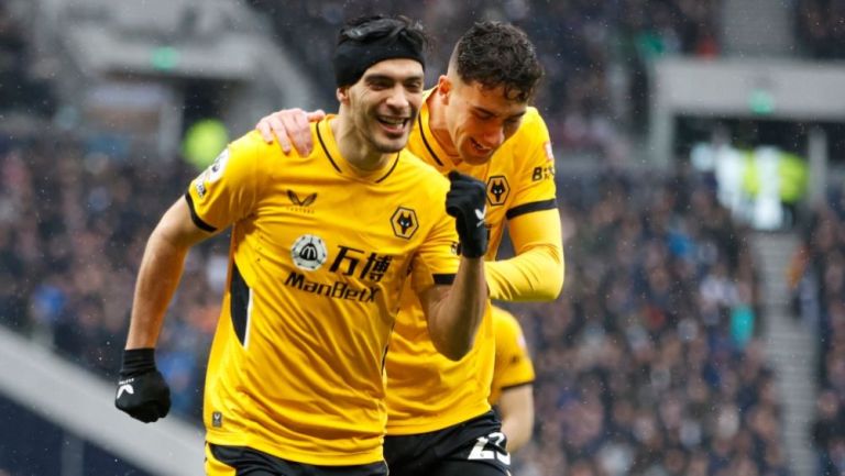 Raúl Jiménez celebrando su gol ante los Spurs