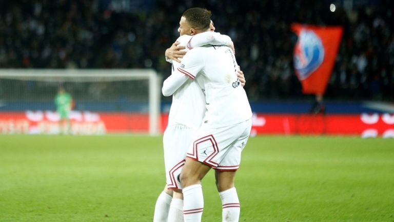 Messi y Mbappé festejando un gol con el PSG