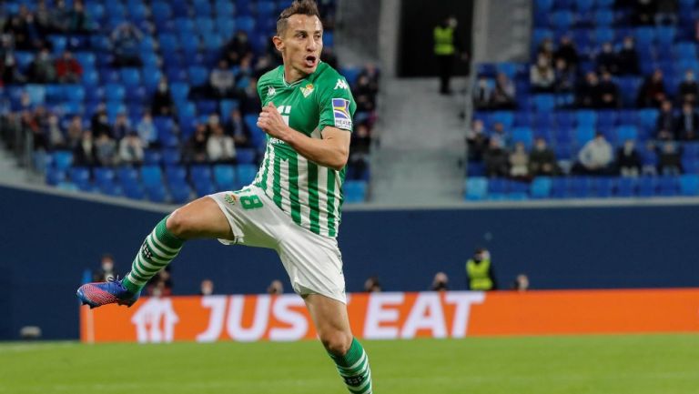 Andrés Guardado en acción en la Europa League con el Real Betis