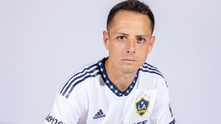 Hernández posa con la playera del Galaxy