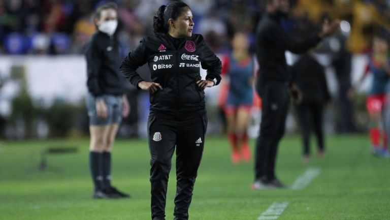 Mónica Vergara durante partido del Tri ante Surinam