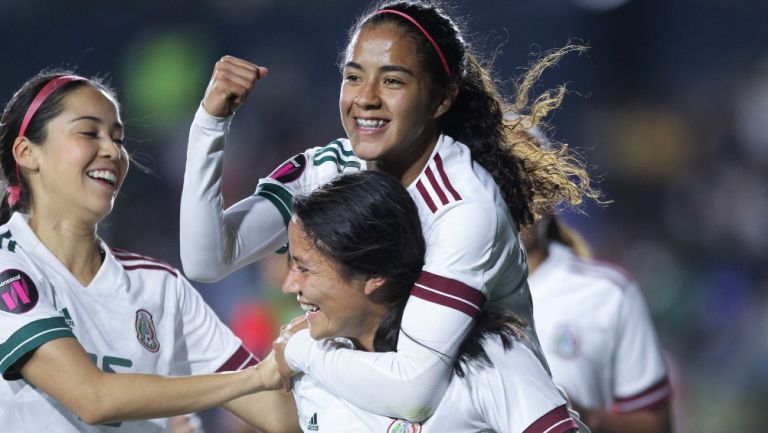 Selección Mexicana Femenil celebra en el Volcán