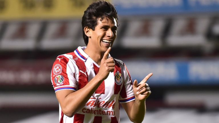 José Juan Macías festejando gol con Chivas en partido de Liga MX