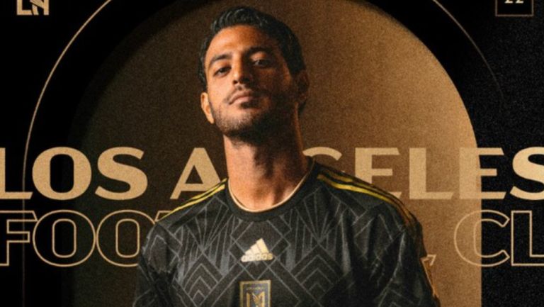 Carlos Vela portando la nueva playera del LAFC