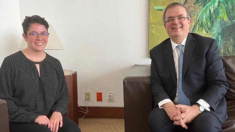 Paola Schietekat Sedas junto a Marcelo Ebrard