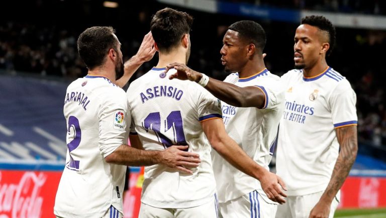 Jugadores del Real Madrid festejando gol ante el Alavés