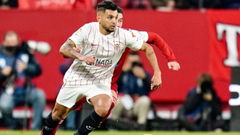 Tecatito Corona durante un duelo con el Sevilla