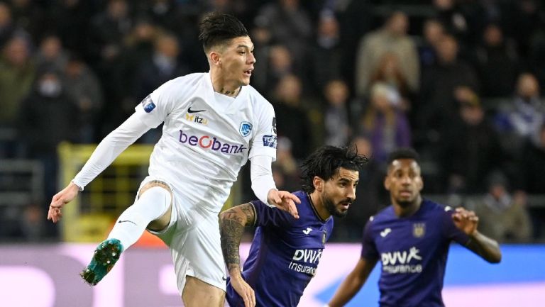 Gerardo Arteaga jugando partido con el Genk ante el Anderlecht