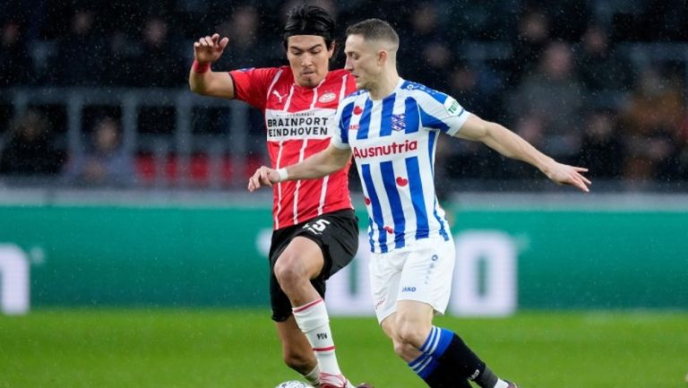 Erick Gutiérrez salió lesionado en victoria del PSV sobre el Heerenveen