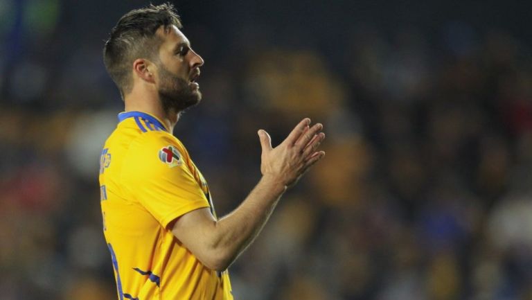 André-Pierre Gignac celebrando una anotación