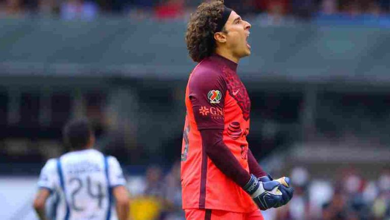 Guillermo Ochoa enojado tas un gol 