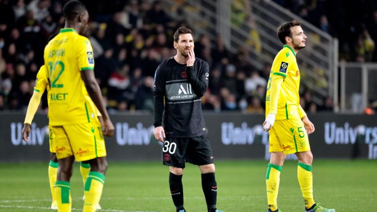 Meesi reacciona en partido ante el Leeds United