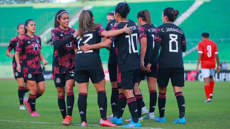 Jugadoras de la Selección Mexicana Femenil festejando gol