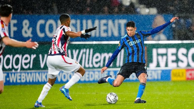 Edson Álvarez durante un partido con Ajax