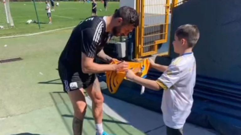 André-Pierre Gignac firmando la camiseta de Iker