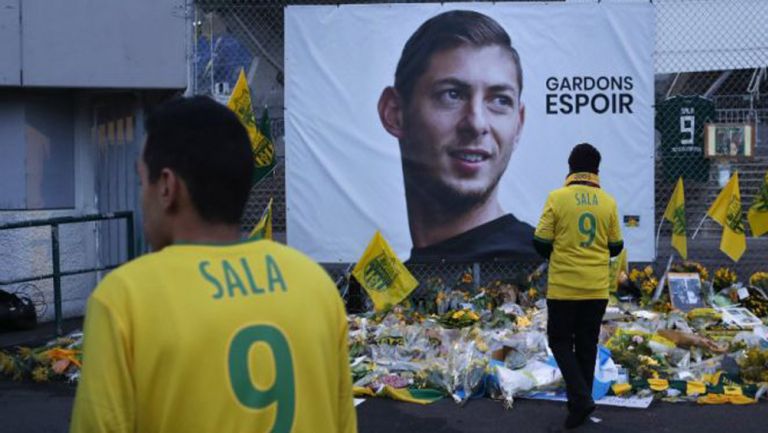 Aficionados colocaron flores en homenaje al jugador tras su fallecimiento