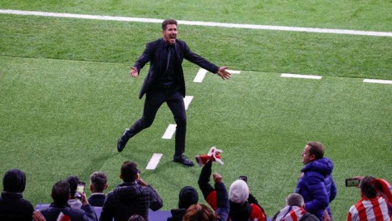 Diego Simeone festeja con la afición del Atleti