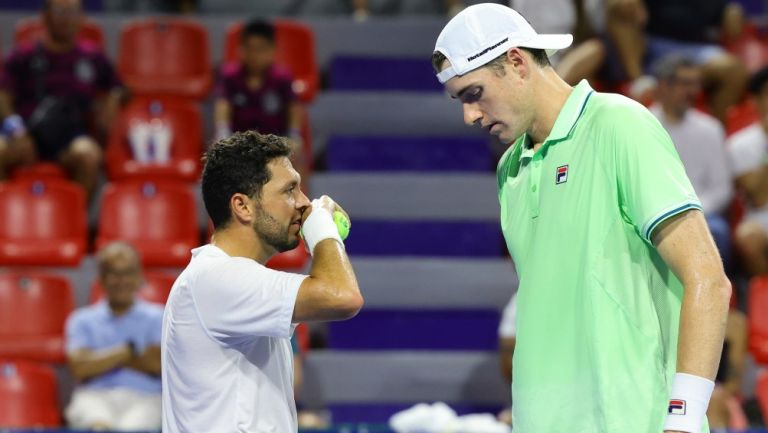 Verdugo e Isner reaccionan durante partido