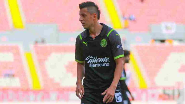 Roberto Alvarado en un partido de Chivas 