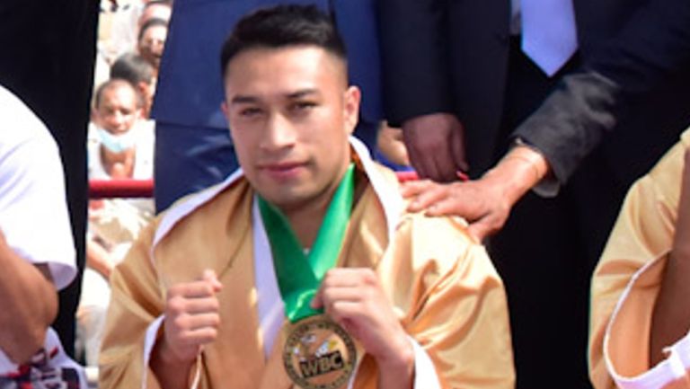 Ismael Santiago Alegría posa en el ring