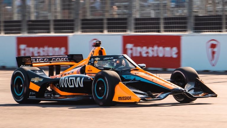 Patricio O'Ward corriendo con McLaren en el GP de San Petersburgo