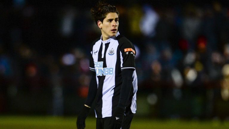 Santiago Muñoz jugando partido con el Newcastle United U-23