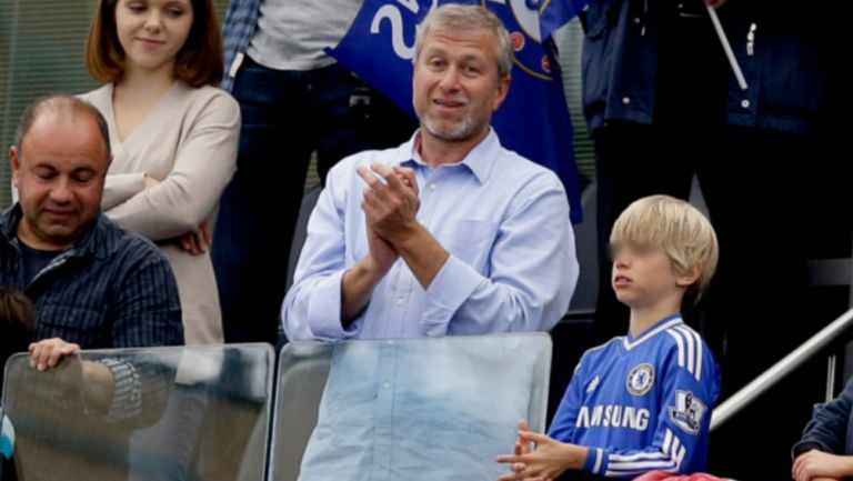 Roman Abramovich durante un duelo del Chelsea 