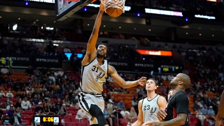 Bates-Diop la clava en un juego de los Spurs