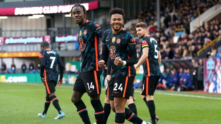 James y Chalobah celebrando un gol 