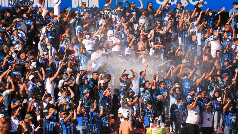 Afición de Gallos Blancos en La Corregidora