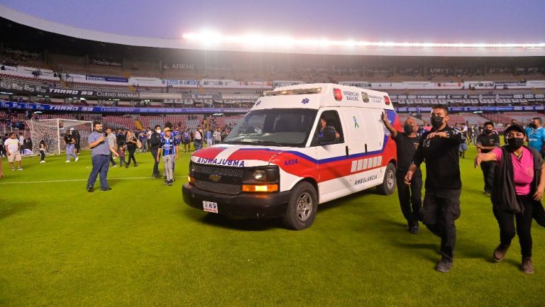 Ambulancia en la cancha de la Corregidora para sacar a los heridos