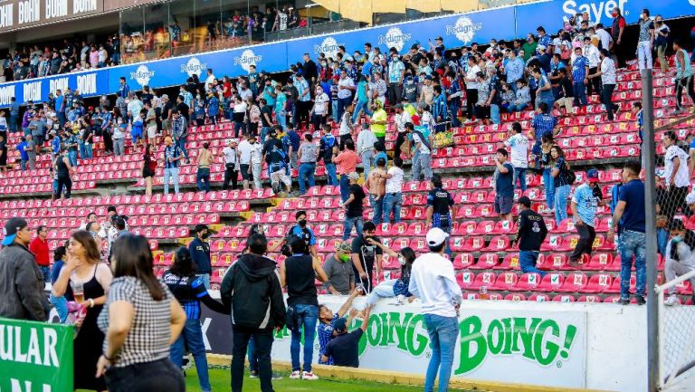 Afición en el inicio de la pelea campal 