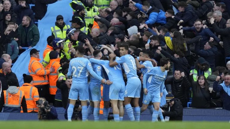 Manchester City venció al United con dobletes de Kevin de Bruyne y Riyad Mahrez