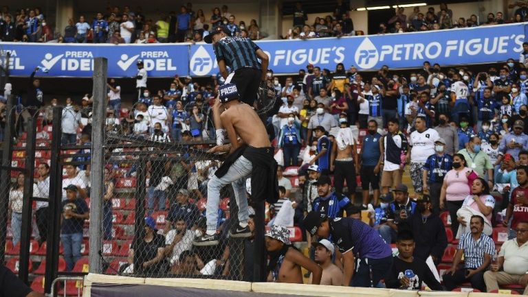 Aficionados de los Gallos Blancos en el Corregidora durante campal ante Atlas