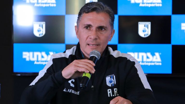 Adolfo Ríos durante conferencia de prensa con el equipo de Querétaro