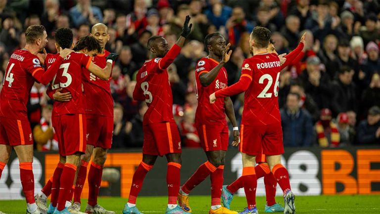 Jugadores de Liverpool festejan un gol