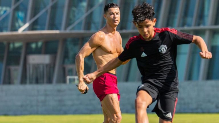 Cristiano Ronaldo y su hijo en un entrenamiento