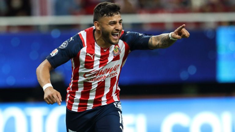 Alexis Vega festejando gol con Chivas en partido de la Liga MX