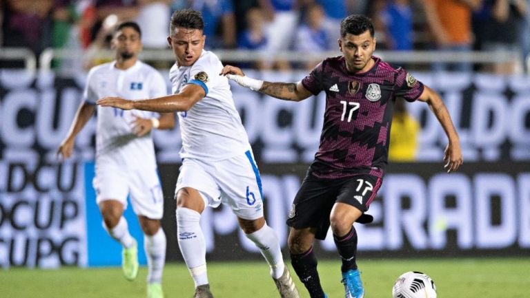 Tecatito Corona en un juego ante El Salvador