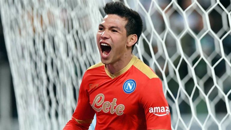 Chucky Lozano festeja un gol con Napoli