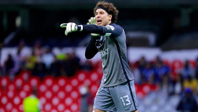 Ochoa da indicaciones a sus compañeros