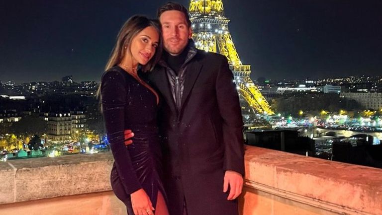 Antonela Roccuzzo y Messi cenando frente a la Torre Eiffel