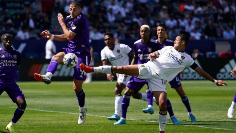 Chicharito Hernández en acción con LA Galaxy