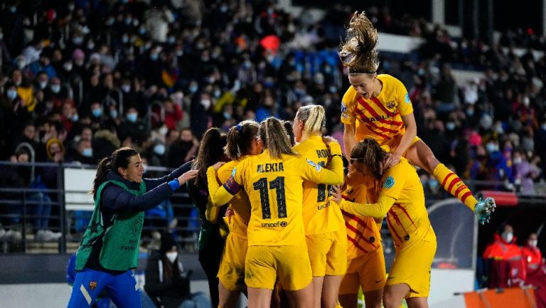 Jugadoras del Barcelona festejando gol ante Real Madrid en Champions League