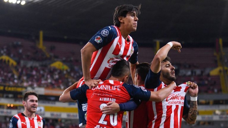 Jugadores de Chivas celebrando un gol