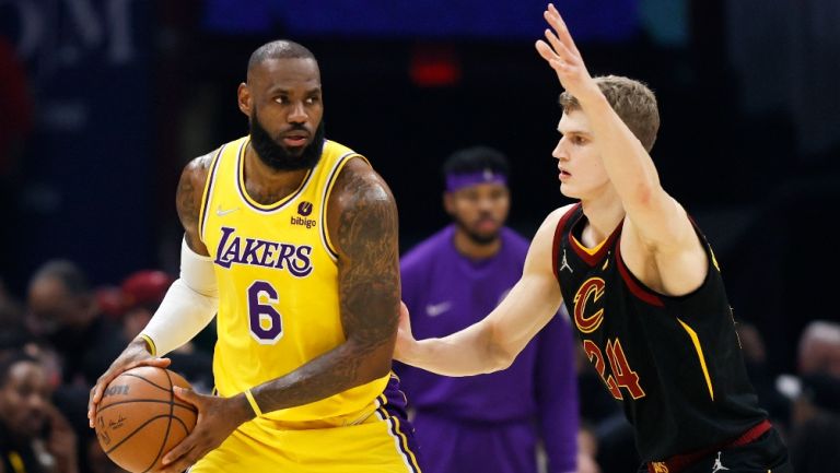 LeBron James en un juego con Los Ángeles Lakers