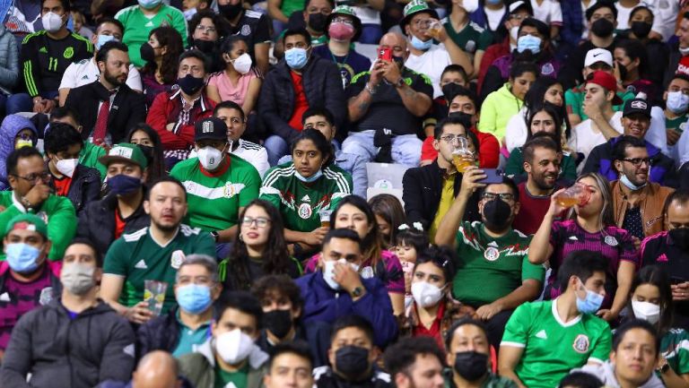 Afición apoyando en el Estadio Azteca a la Selección Mexicana