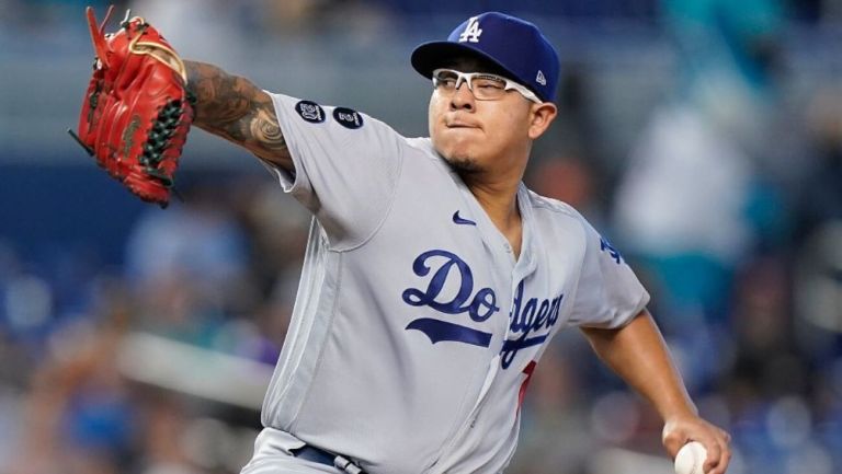 Julio Urías en un juego de los Dodgers